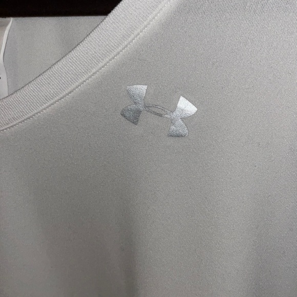 Under armor heat gear tee in perfect condition … bought and never wore - Picture 2 of 8